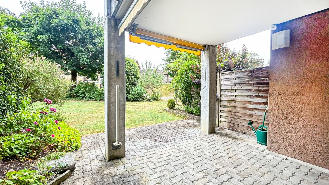 Überdachte Terrasse mit Gartenblick