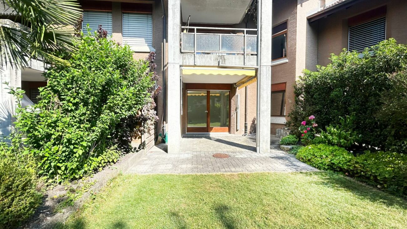 Mehrfamilienhaus mit begrüntem Eingangsbereich