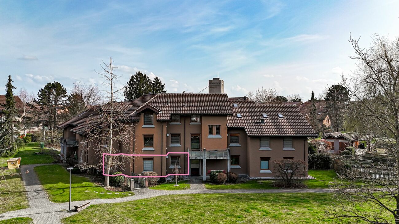 Mehrfamilienhaus mit Satteldach und Garten