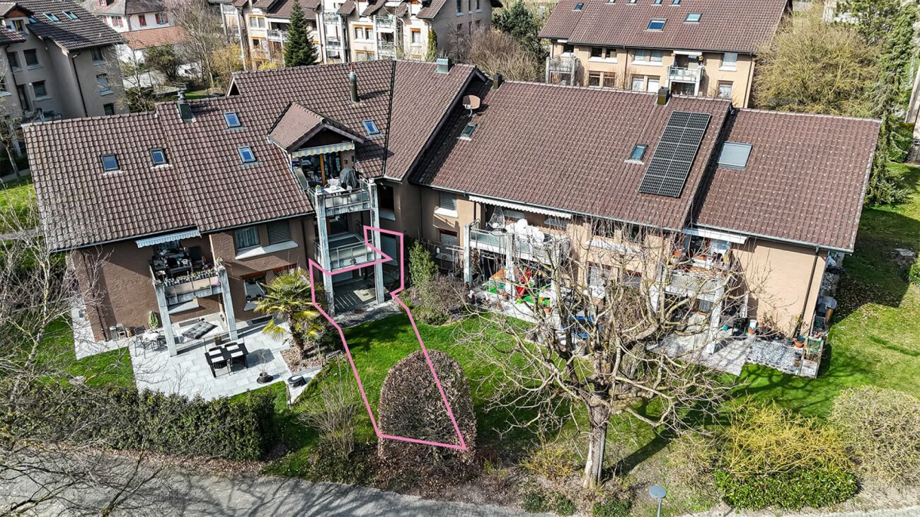 Drohnenaufnahme eines Wohnhausensembles mit Garten