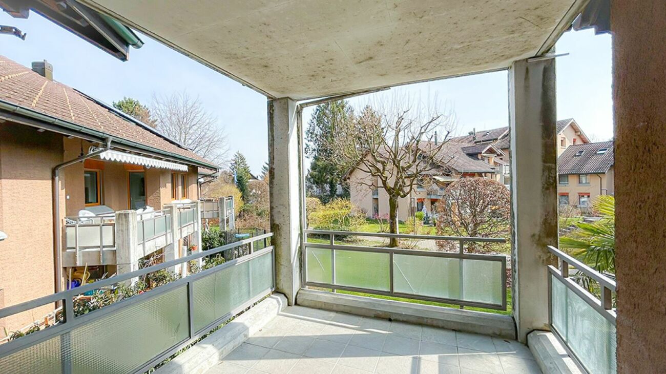 Überdachter Balkon mit Wohnsiedlungsblick