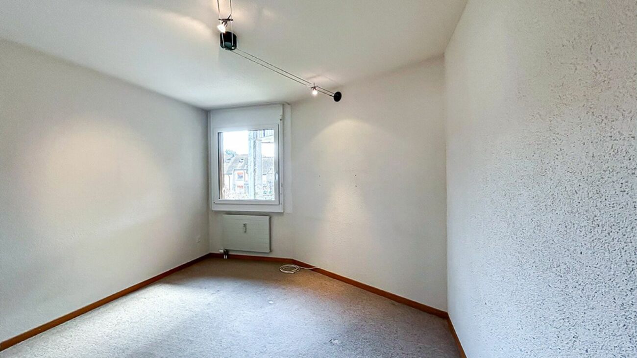 Kleiner leerer Raum mit Fenster