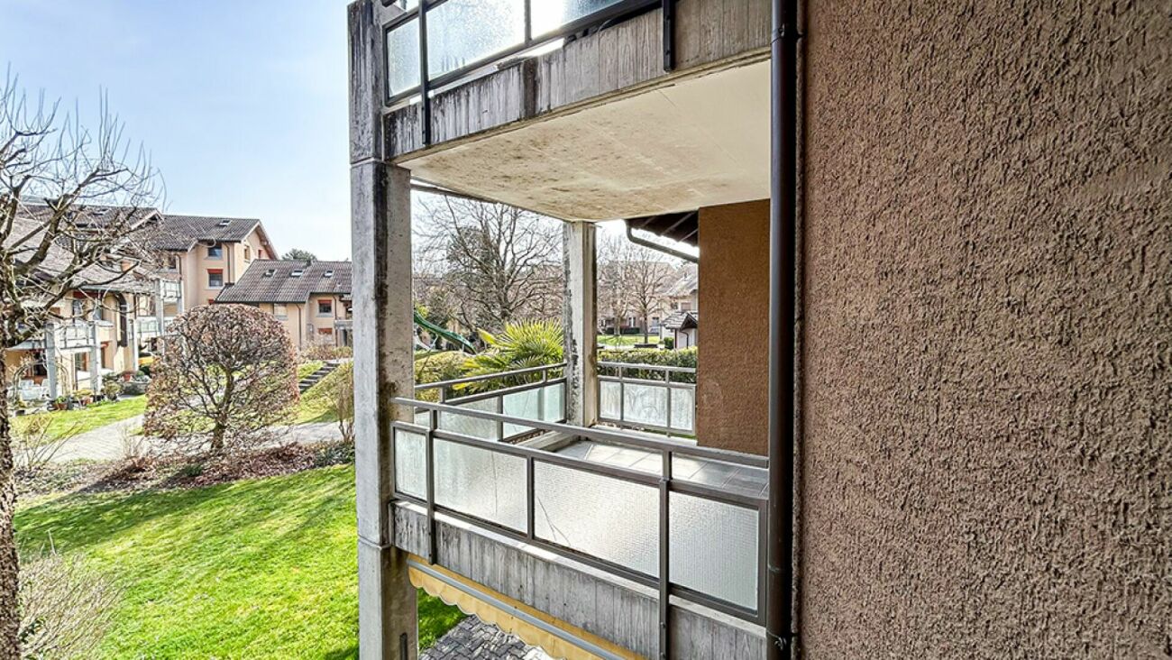 Balkon mit Blick auf Wohnanlage und Grünflächen