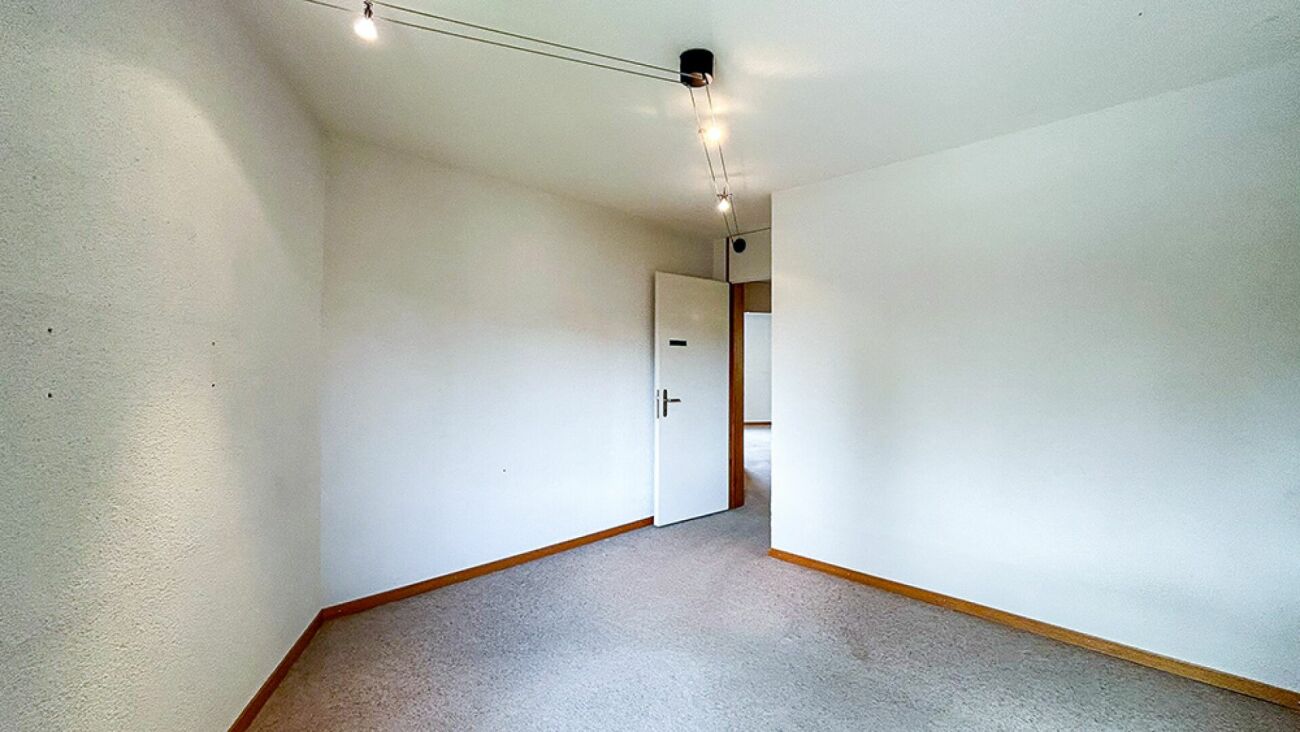 Helles leeres Zimmer mit Teppichboden
