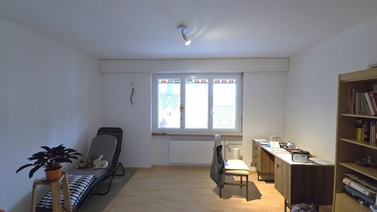 Heller Wohnraum mit Fenster und Möbeln