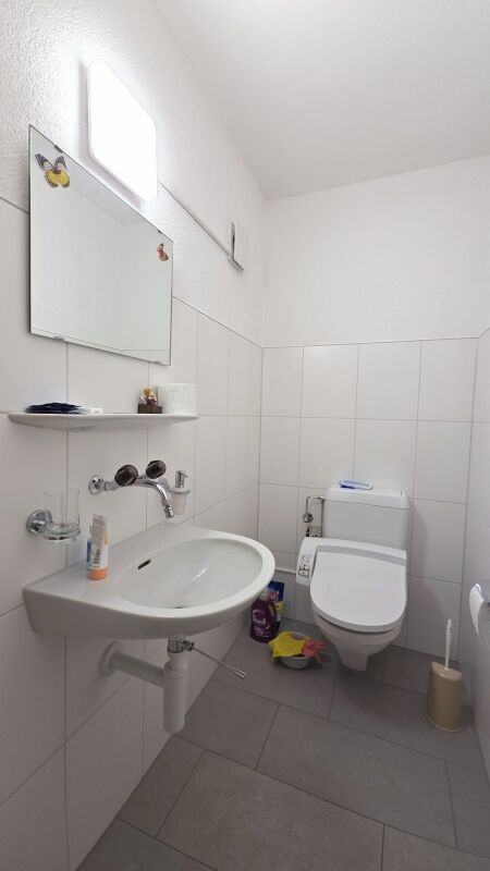 Kleines Gäste-WC mit Wand-WC und Waschtisch