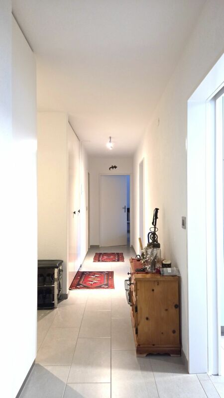 Heller Flur mit schmalem Grundriss