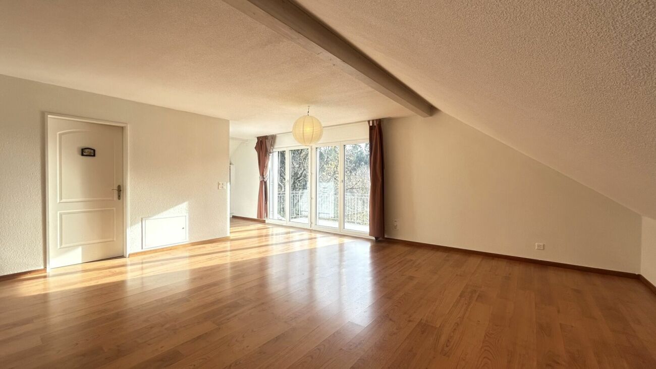 Heller Dachgeschoss-Wohnraum mit Balkonzugang