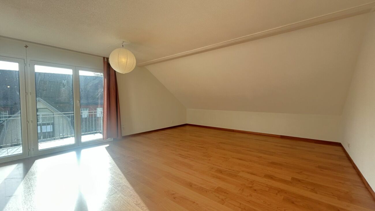Helles Dachgeschosszimmer mit Balkonfenstern