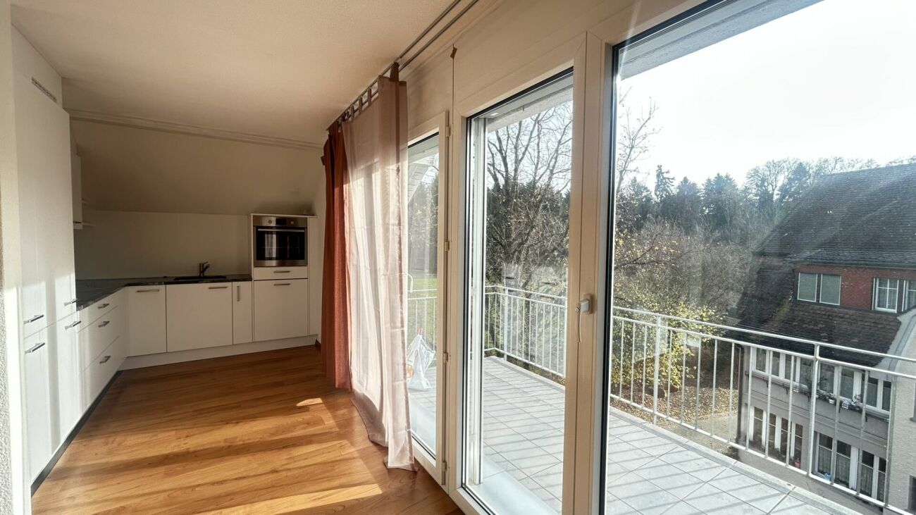 Helle Küche mit Balkonzugang