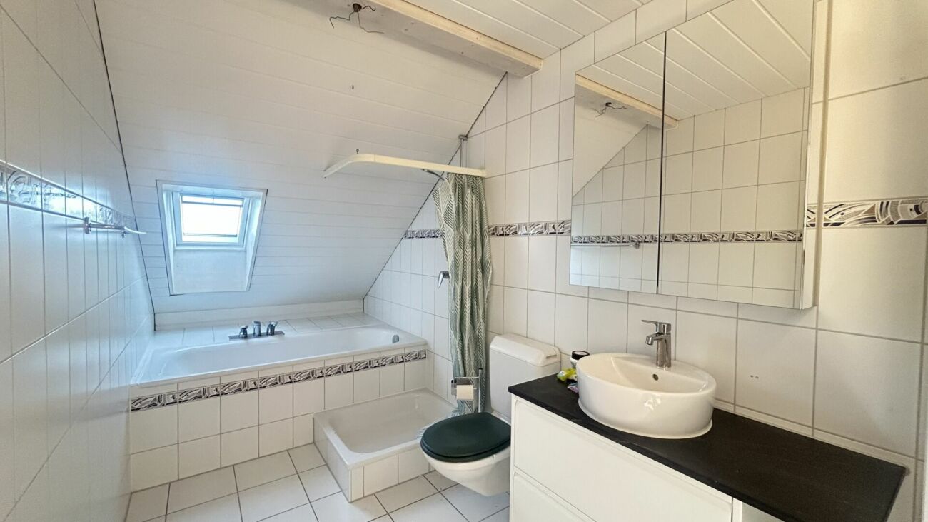 Badezimmer unter der Dachschräge