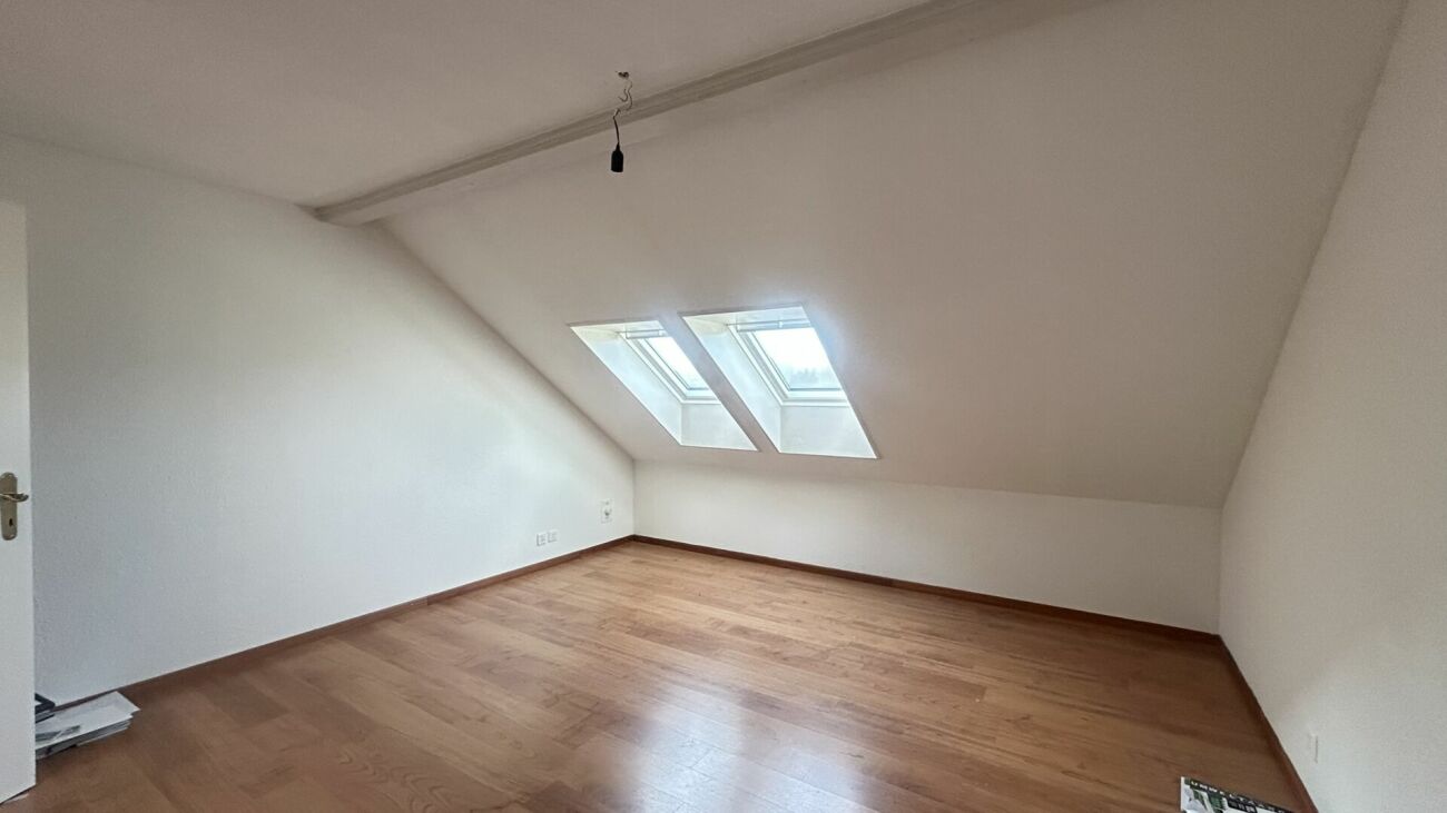 Dachgeschosszimmer mit Dachfenstern
