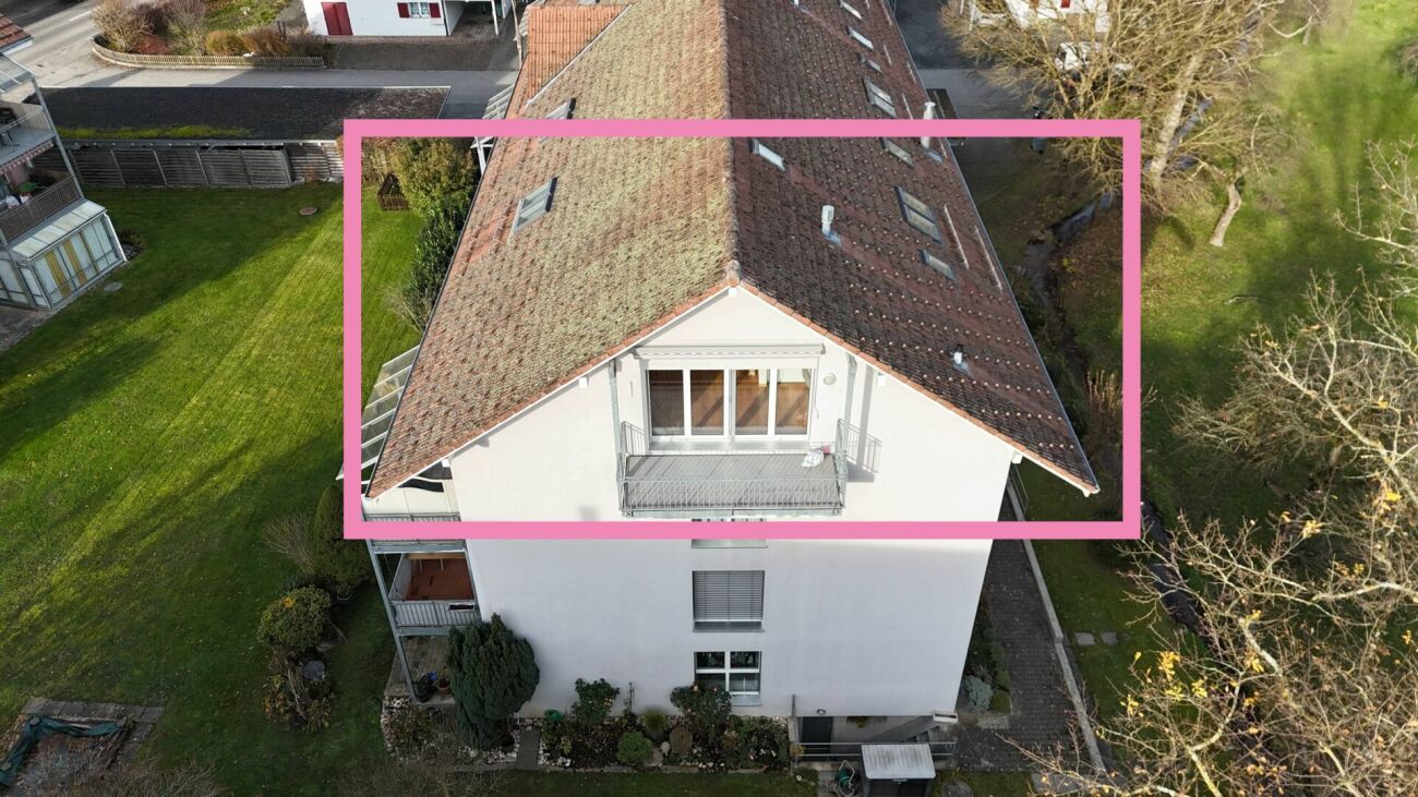 Luftaufnahme eines Wohnhauses mit Satteldach und Balkon