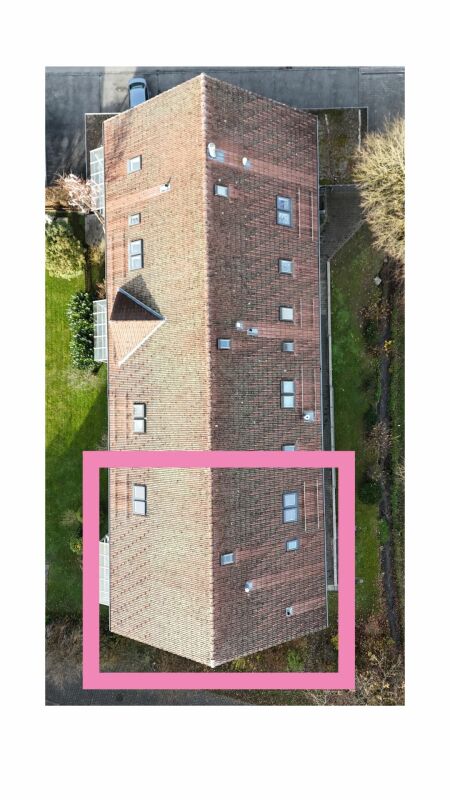 Luftaufnahme eines mehrstöckigen Backsteinhauses