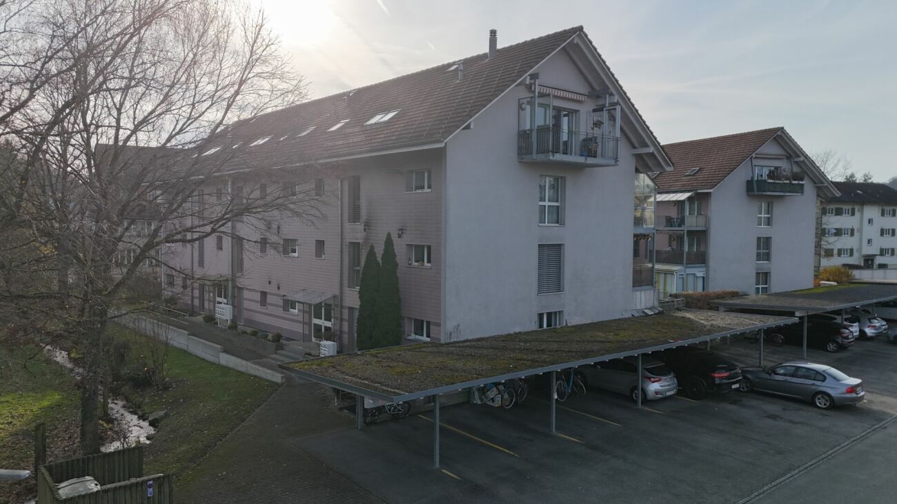 Wohnanlage mit Tiefgarage und Balkonen