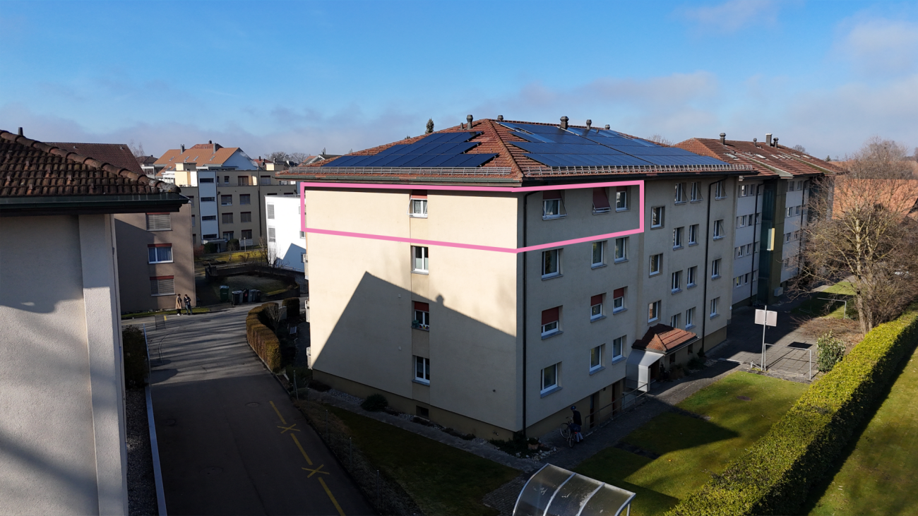 Mehrfamilienhaus mit Solardach in Wohnanlage