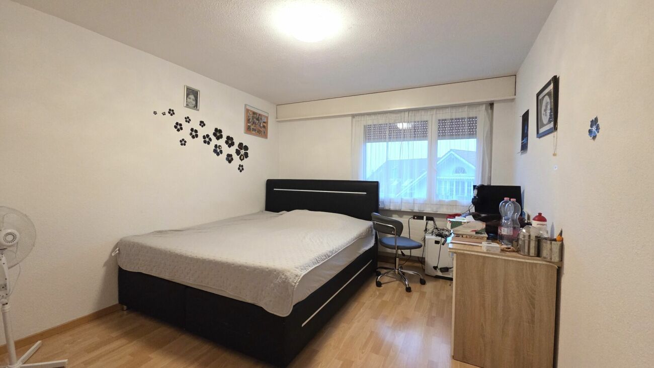 Schlichtes Schlafzimmer mit Arbeitsplatz