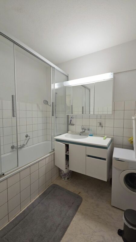 Badezimmer mit Badewanne und Waschtisch