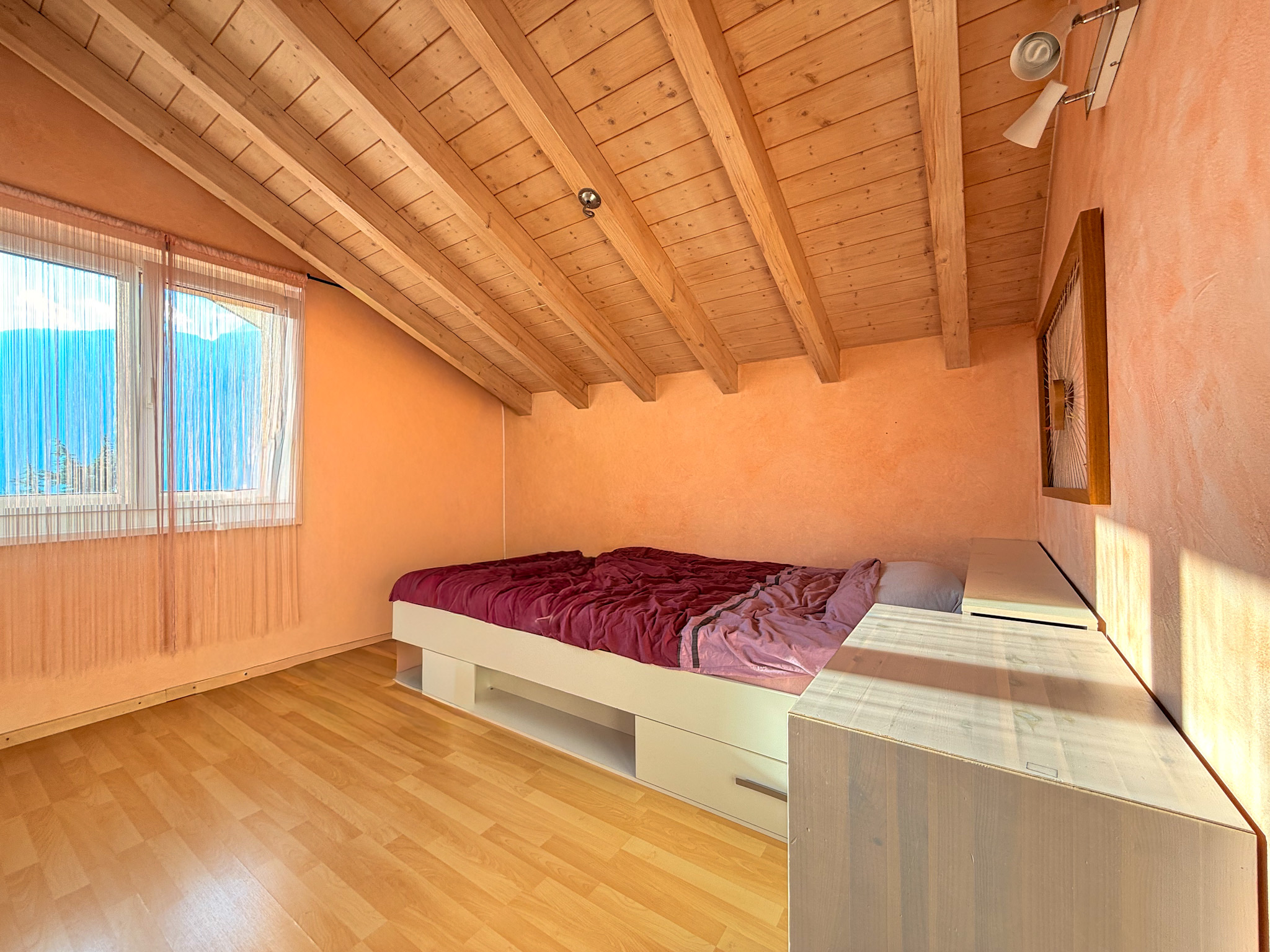 Dachgeschoss-Schlafzimmer mit Holzdecke