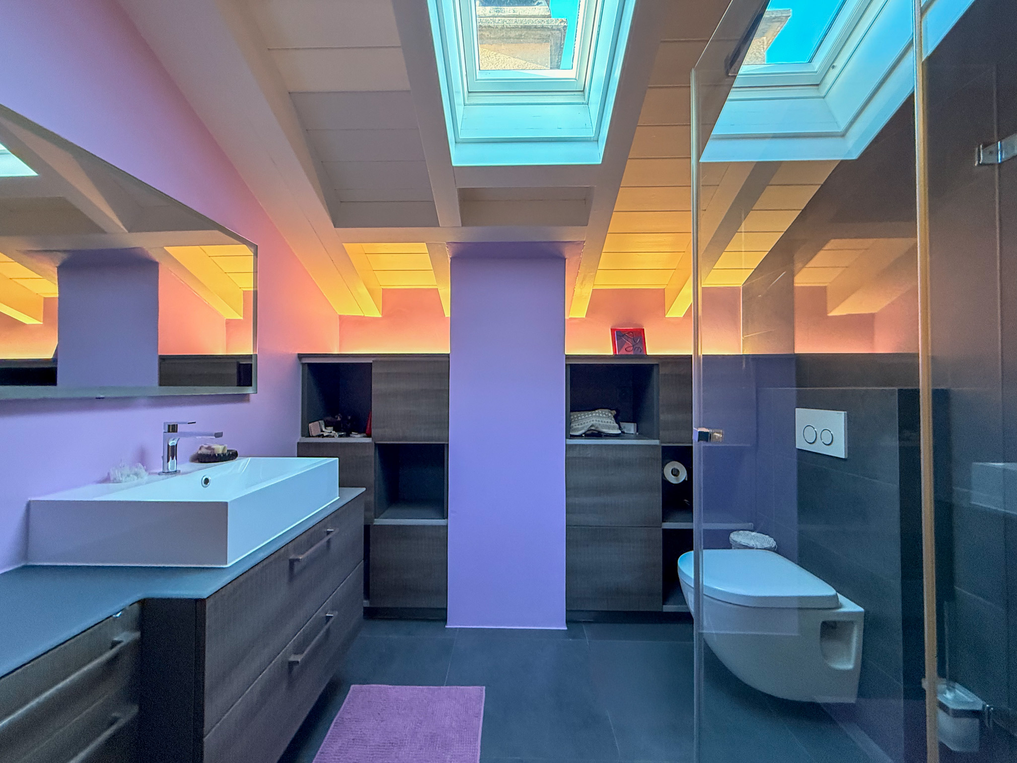 Modernes Badezimmer mit Dachfenstern