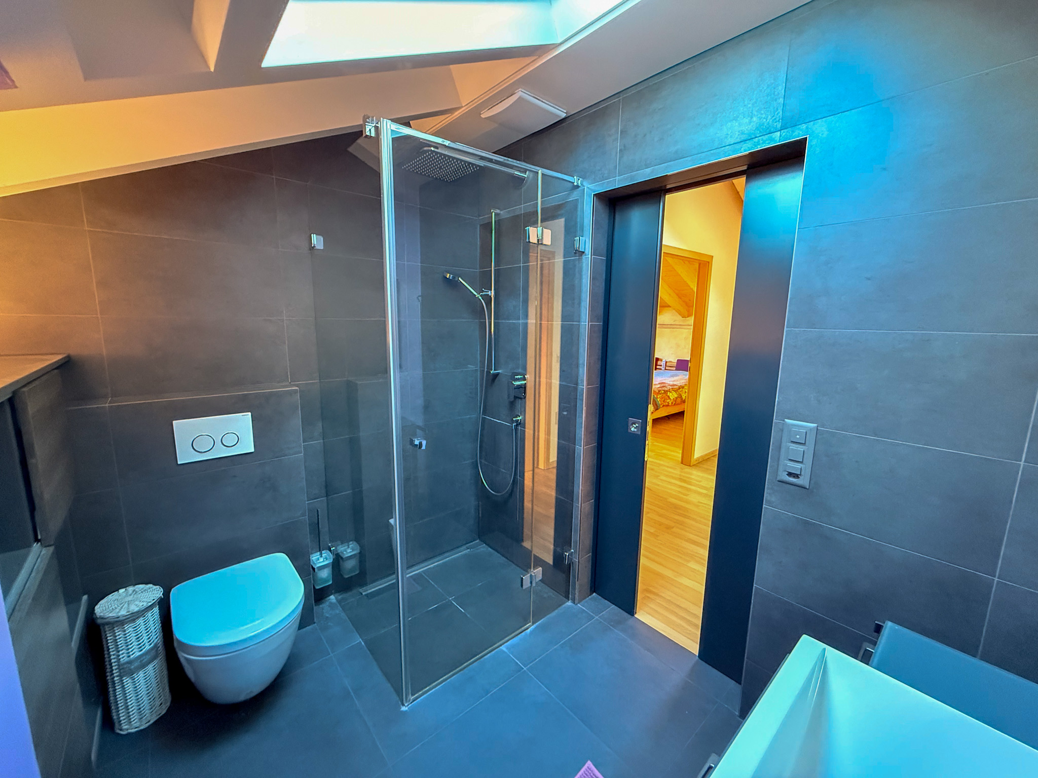 Modernes Badezimmer mit bodengleicher Dusche