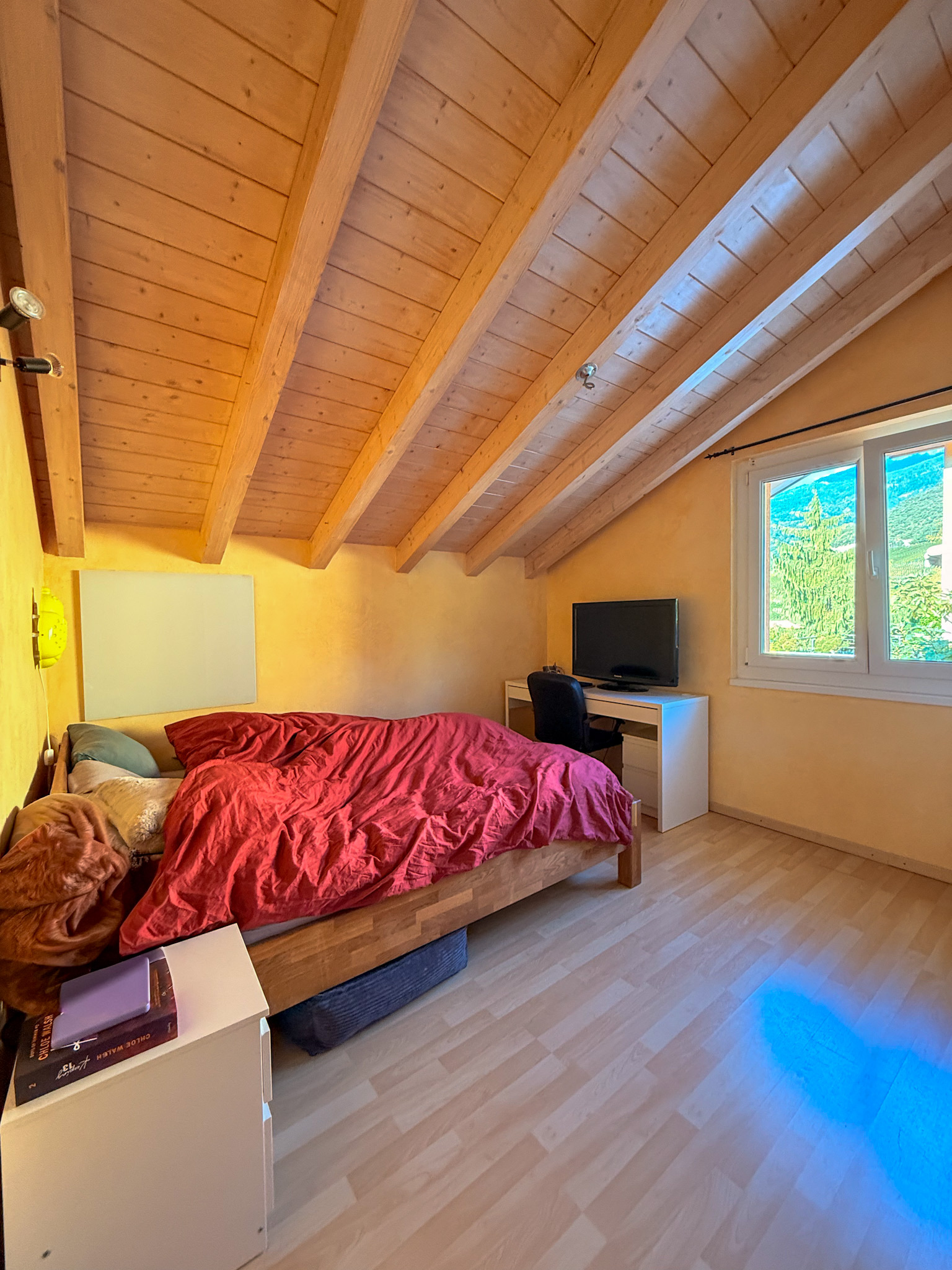 Gemütliches Dachgeschoss-Schlafzimmer mit Bergblick