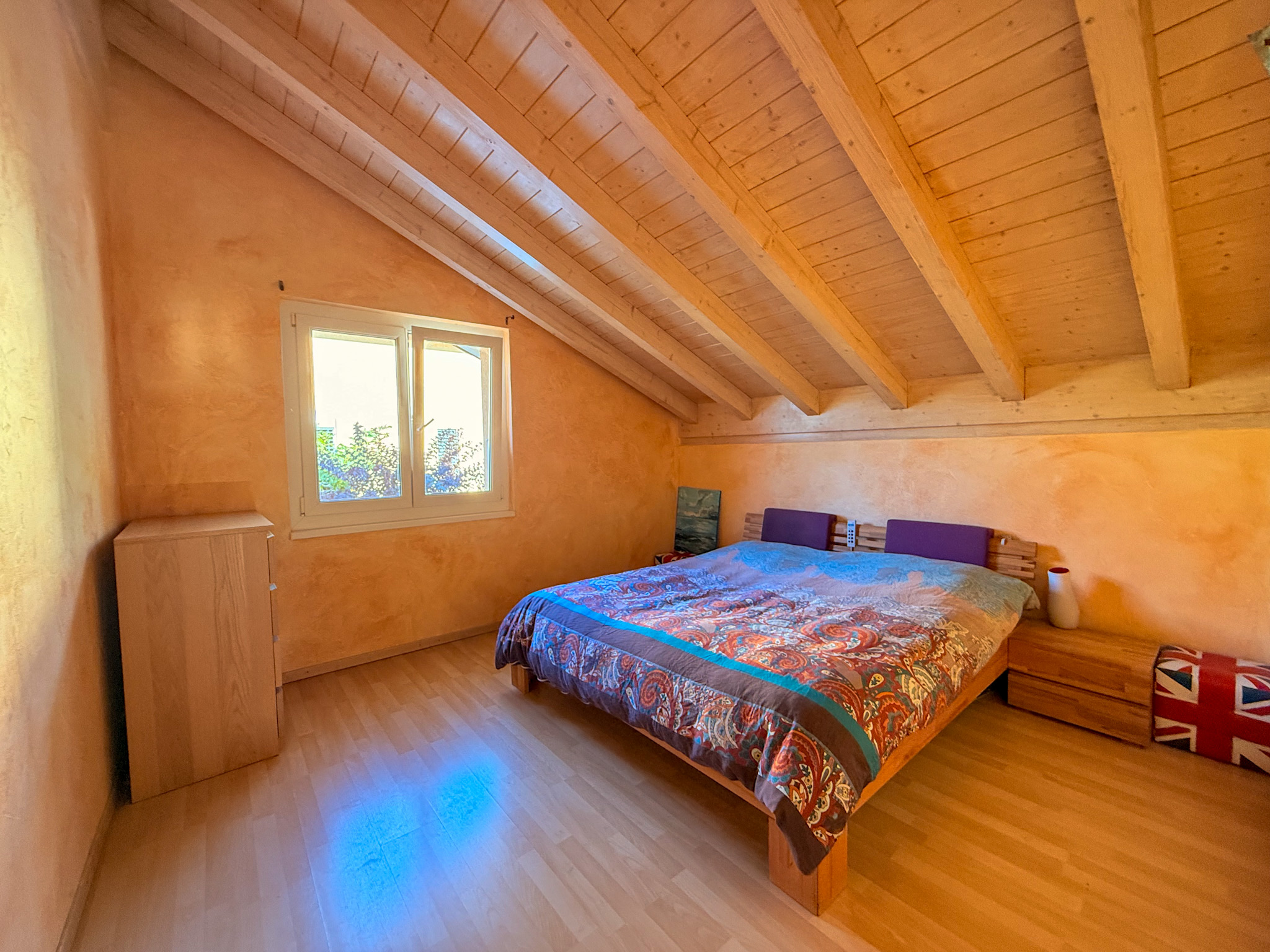 Dachgeschoss-Schlafzimmer mit Holzdecke