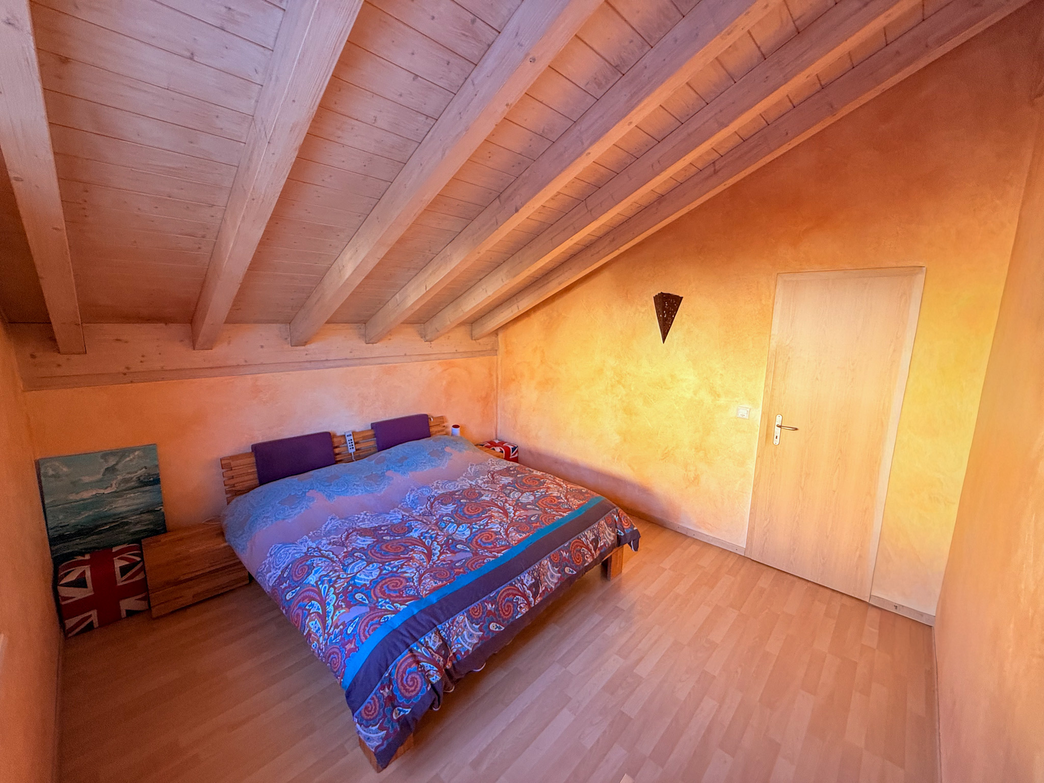Dachgeschoss-Schlafzimmer mit Holzdecke
