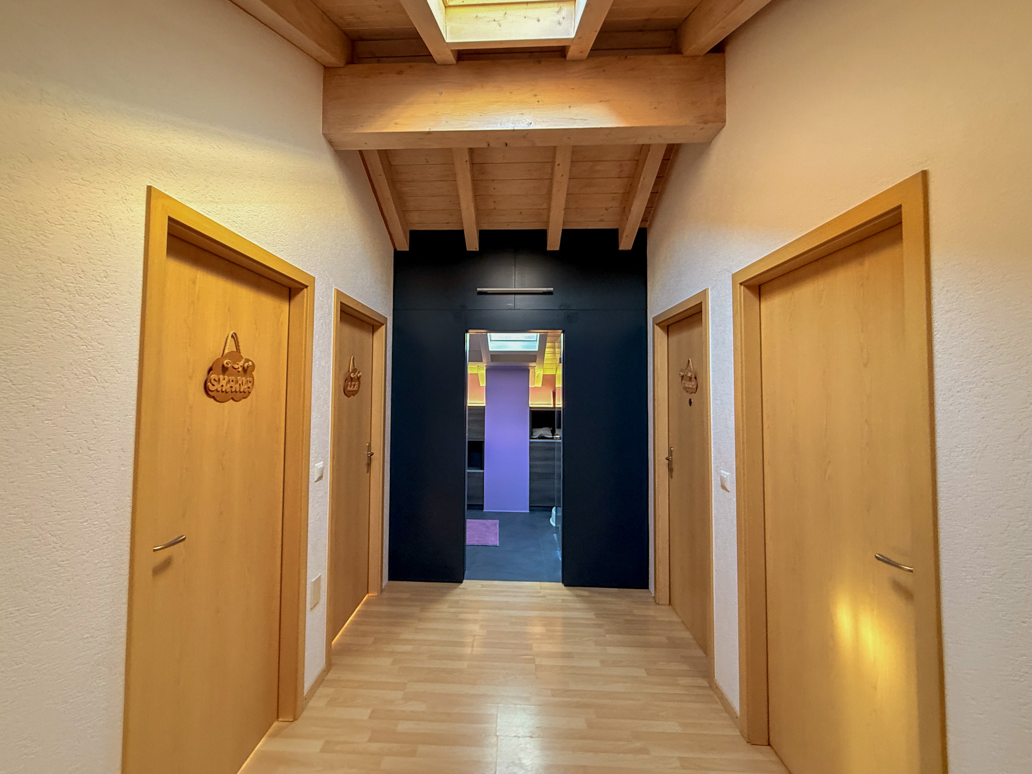 Flur mit Holzdecke und mehreren Türen
