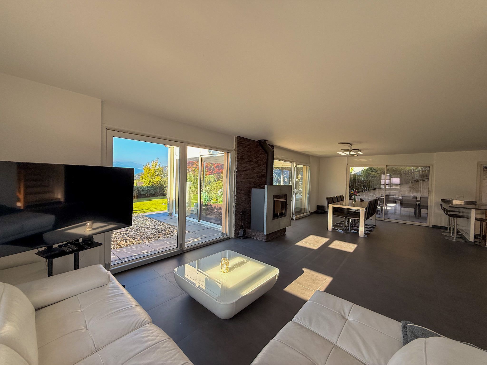 Helles, modernes Wohn-Esszimmer mit großer Verglasung