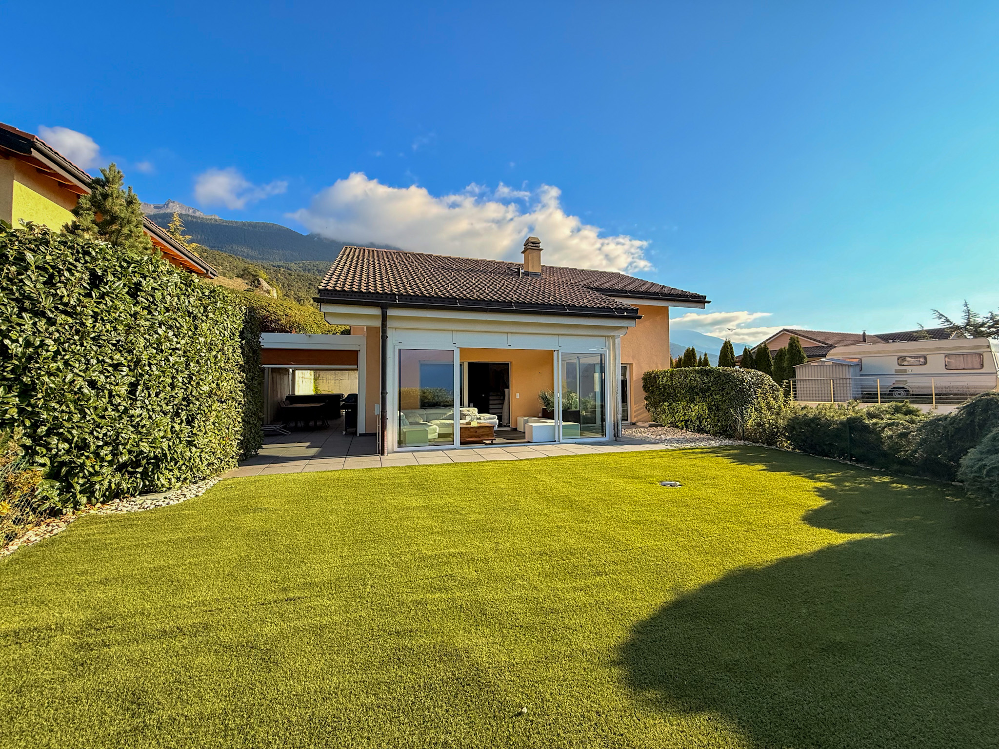 Gepflegter Garten mit Haus und Bergblick