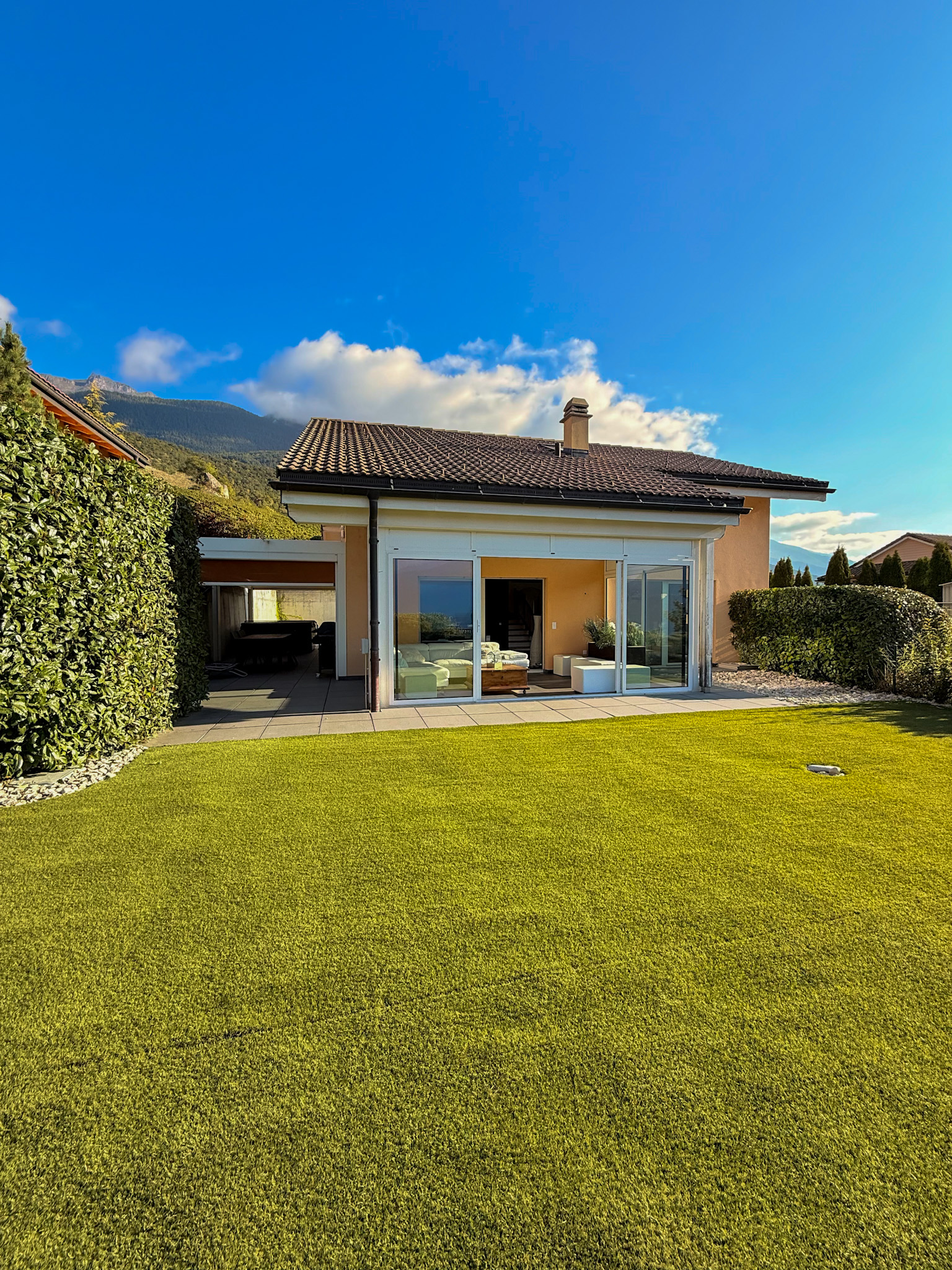 Haus mit Garten und Bergblick