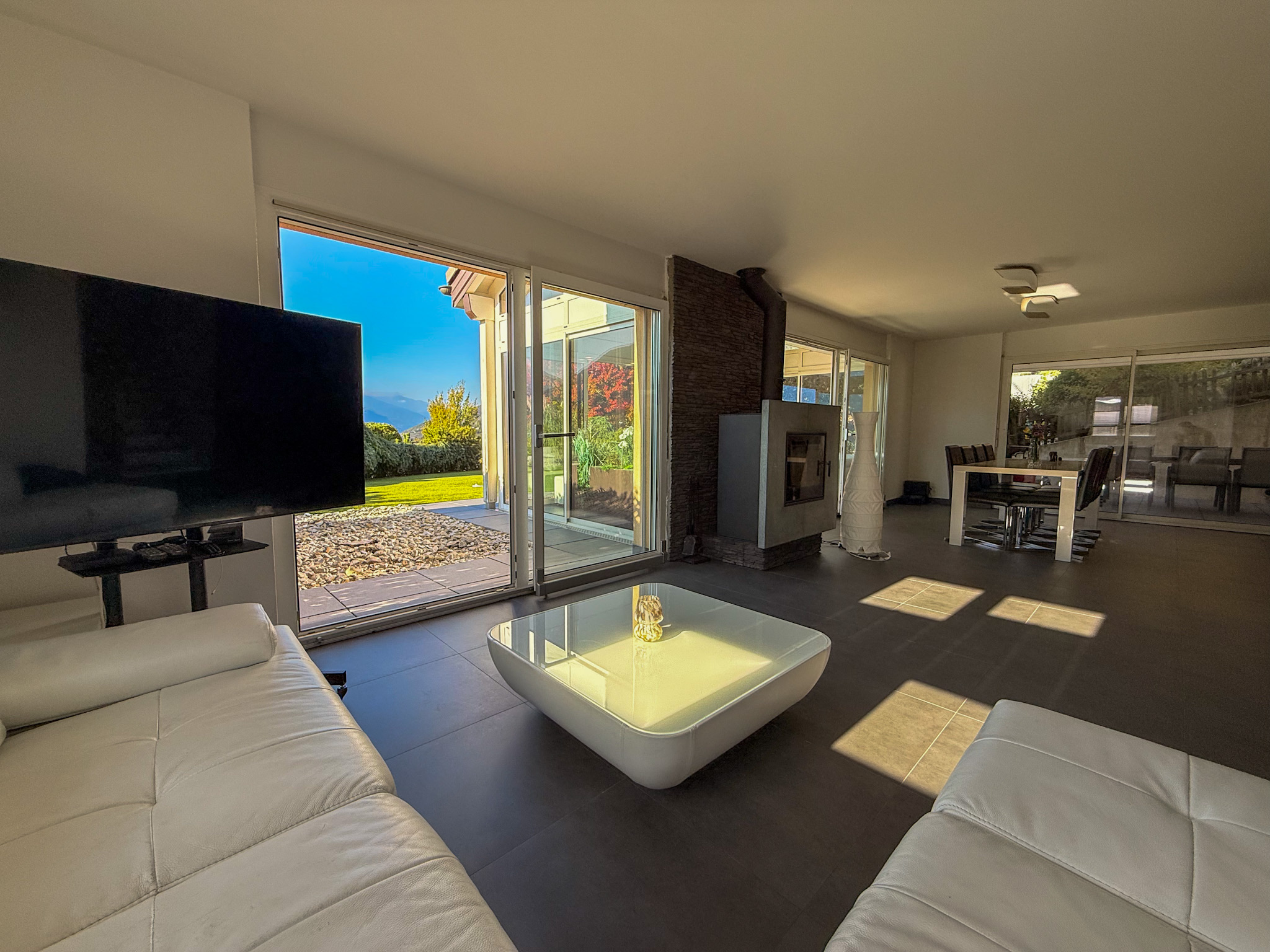 Modernes Wohnzimmer mit Gartenblick
