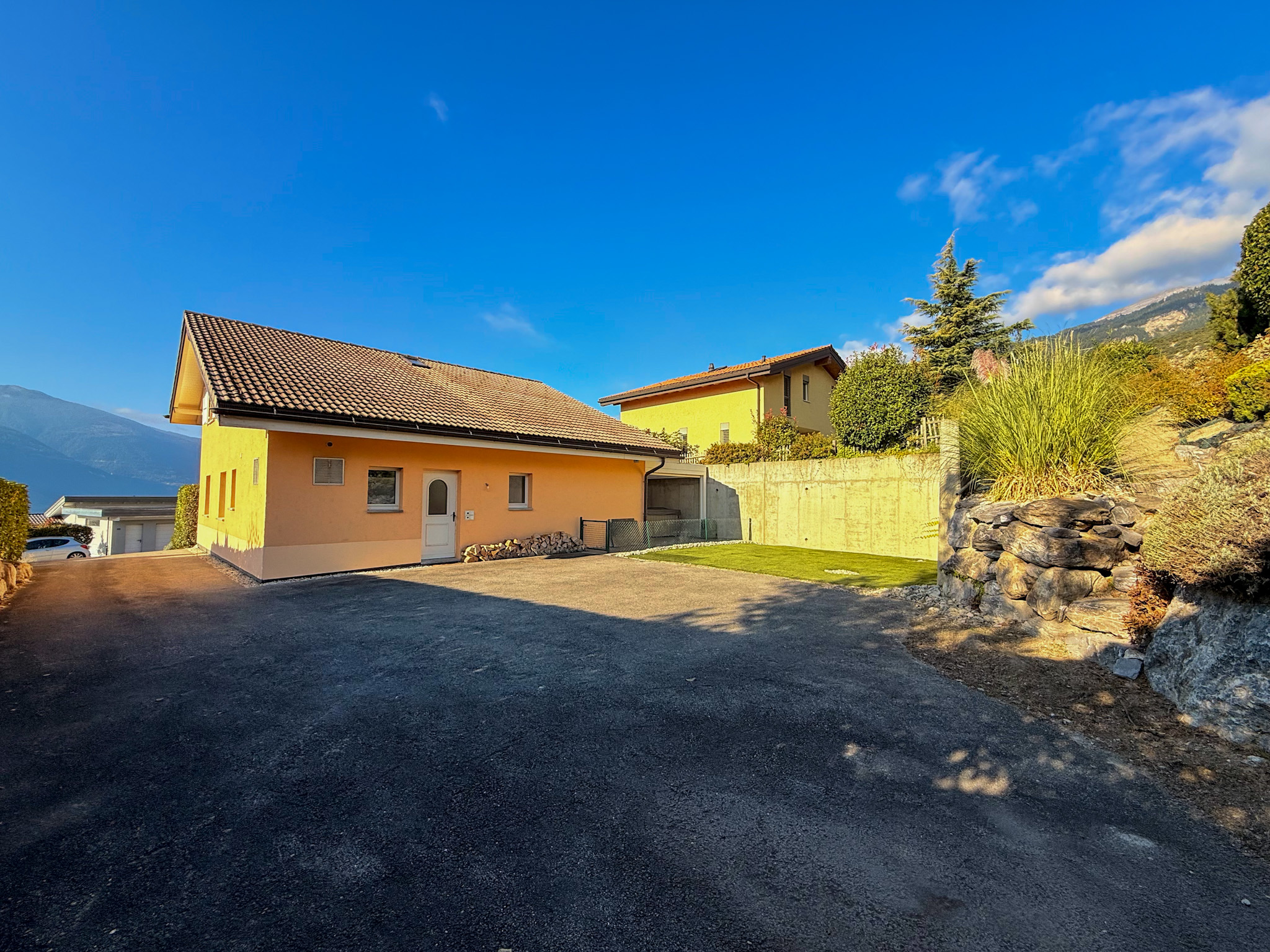 Einfamilienhaus mit bergigem Umfeld