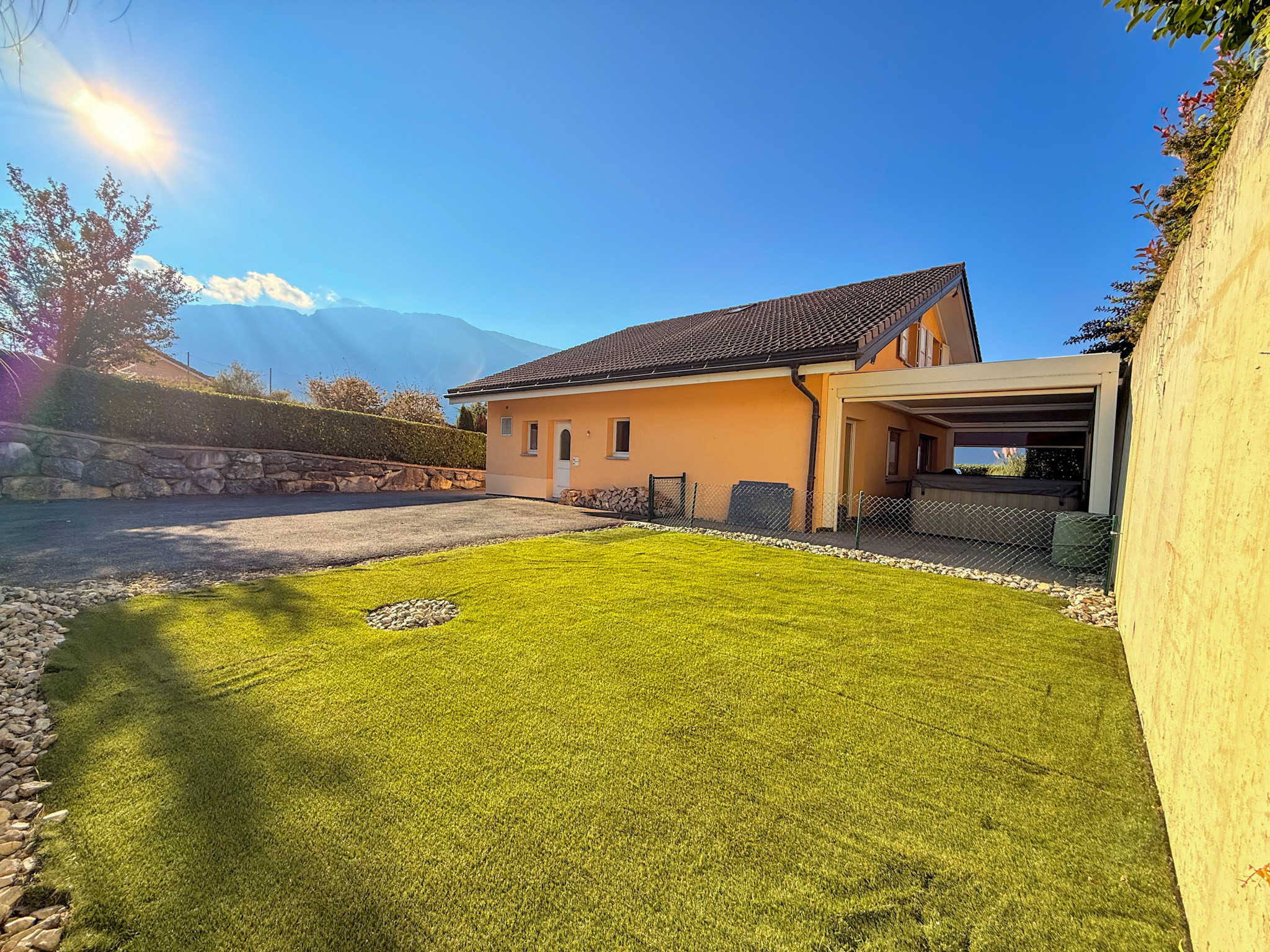 Wohnhaus mit Garten und Carport