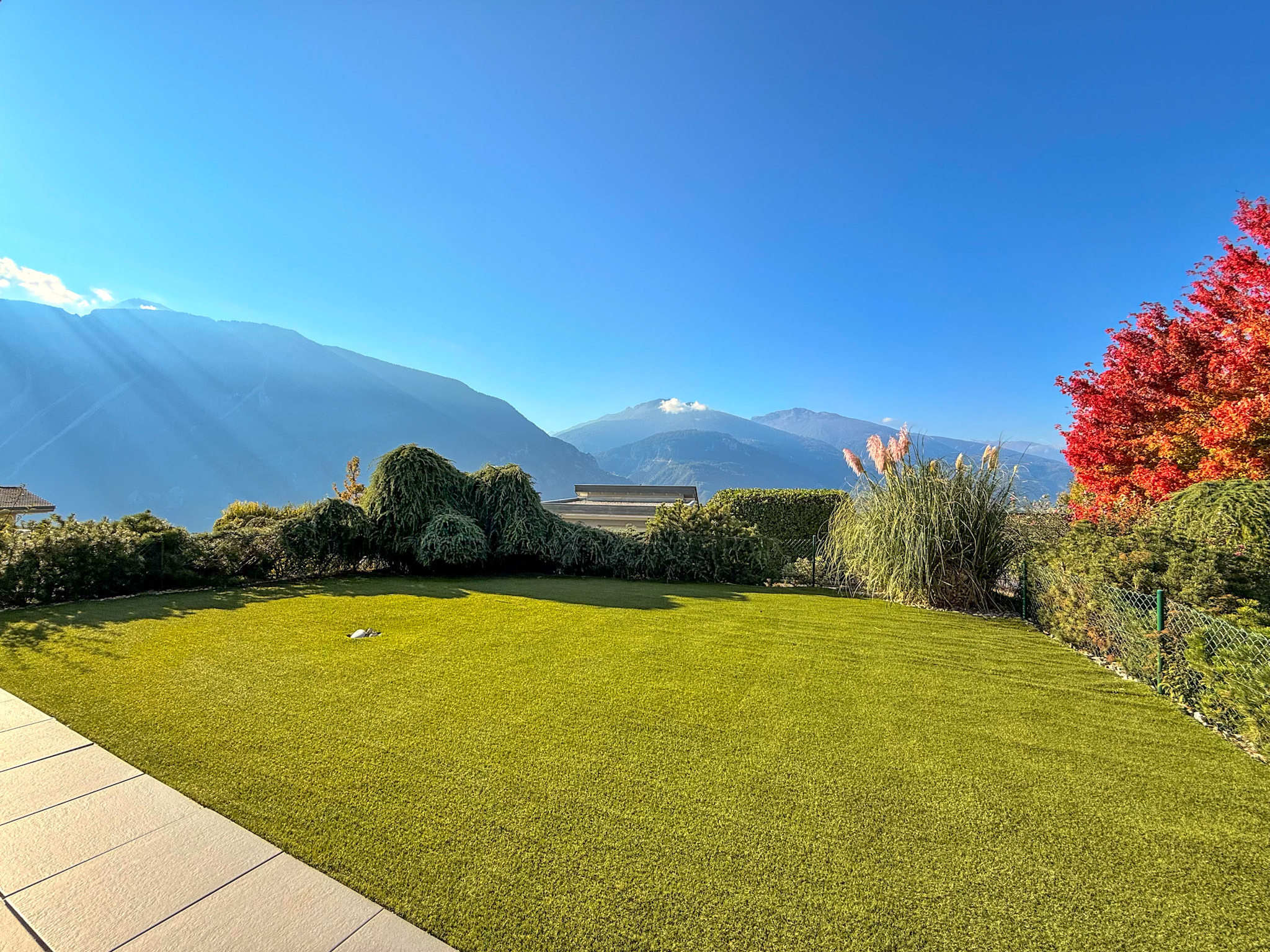Gepflegter Garten mit Bergblick