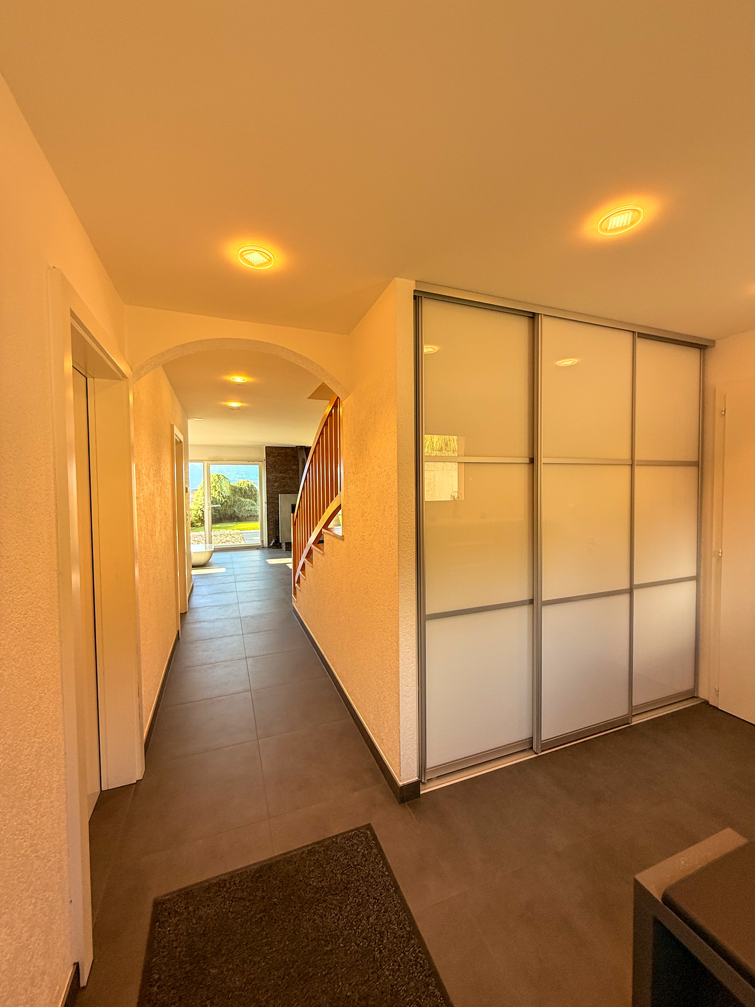 Heller Flur mit Einbauschrank und Blick in den Wohnbereich