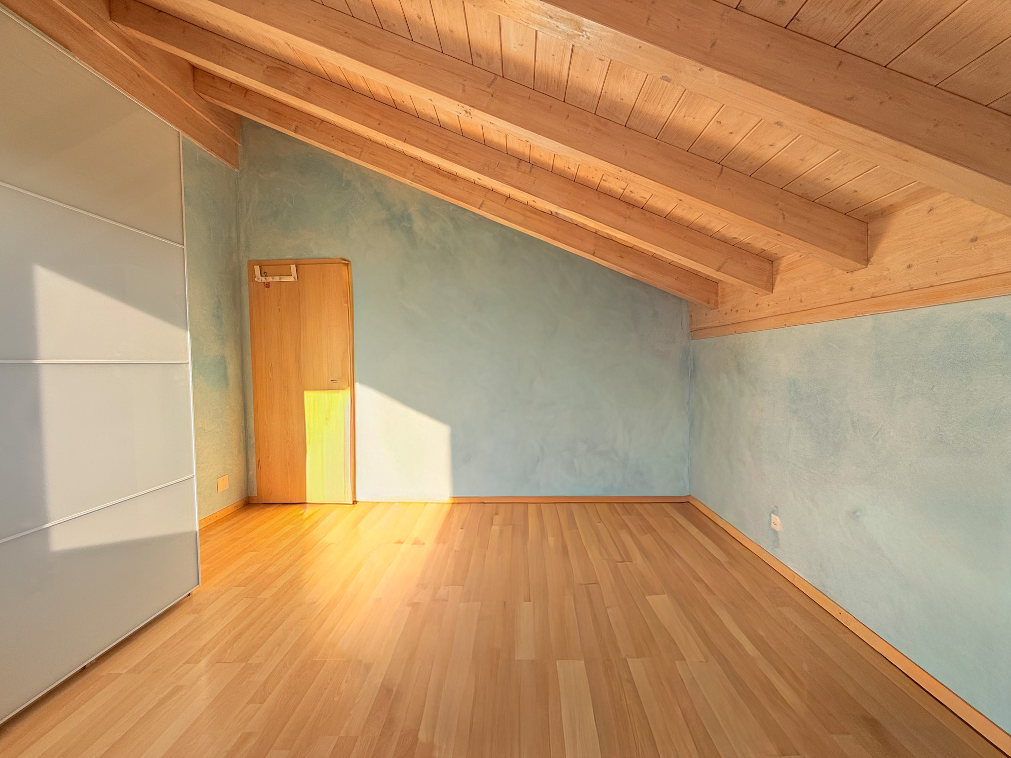 Ausgebauter Dachraum mit sichtbaren Holzbalken