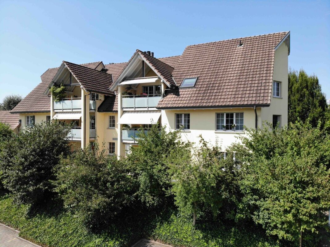 Mehrfamilienhaus mit Satteldach und Balkonen