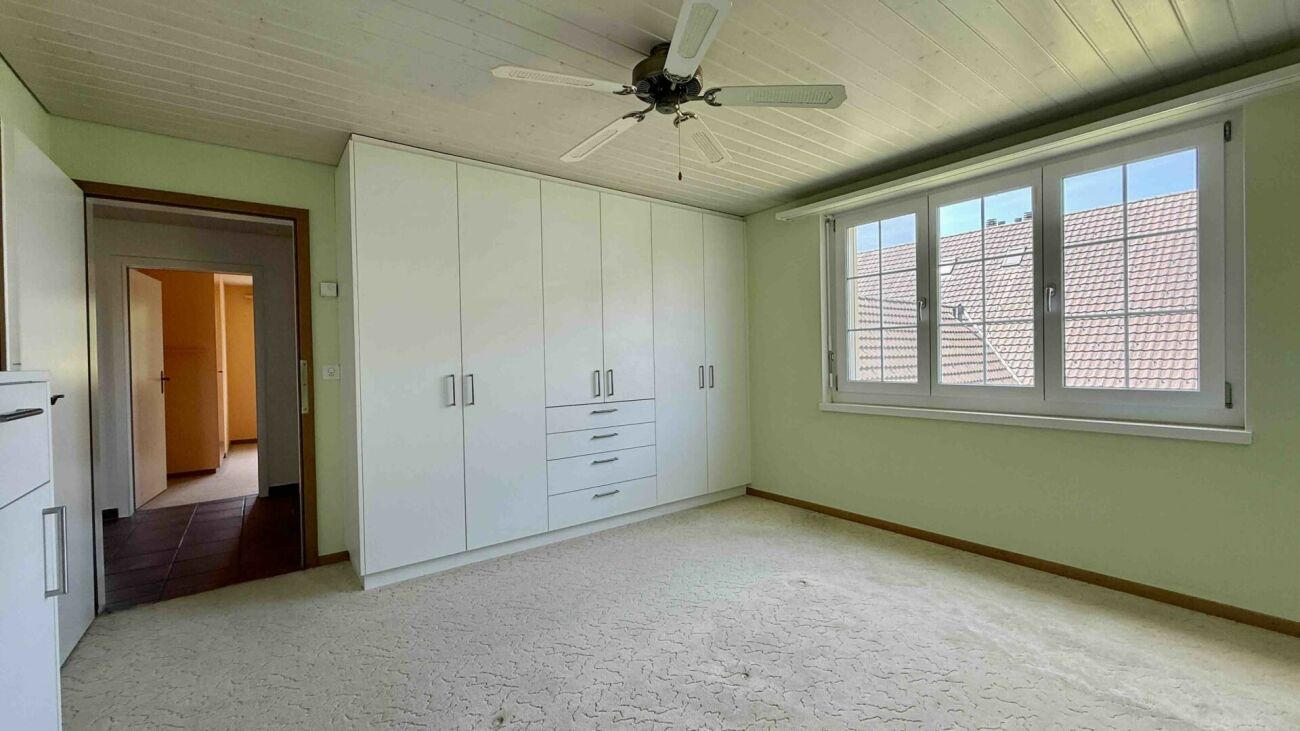 Helles Schlafzimmer mit Einbauschrank