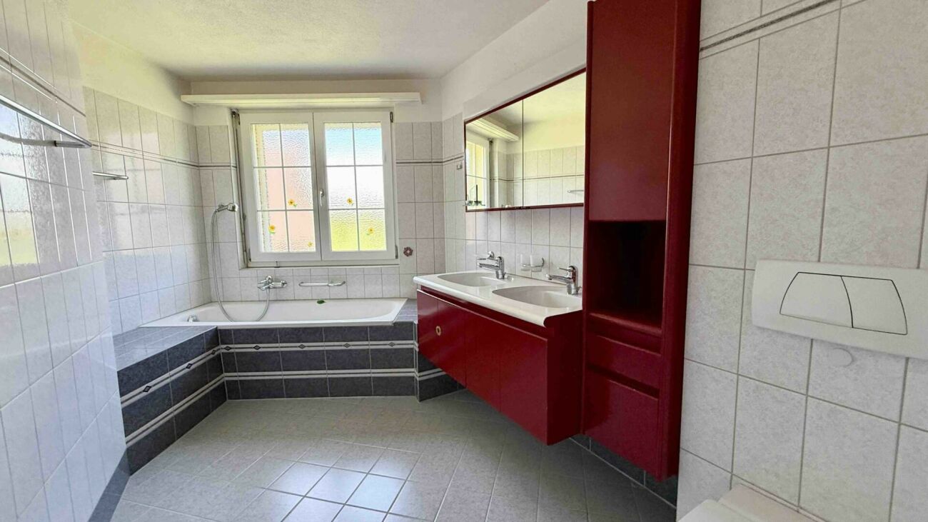 Badezimmer mit Wanne und Doppelwaschtisch
