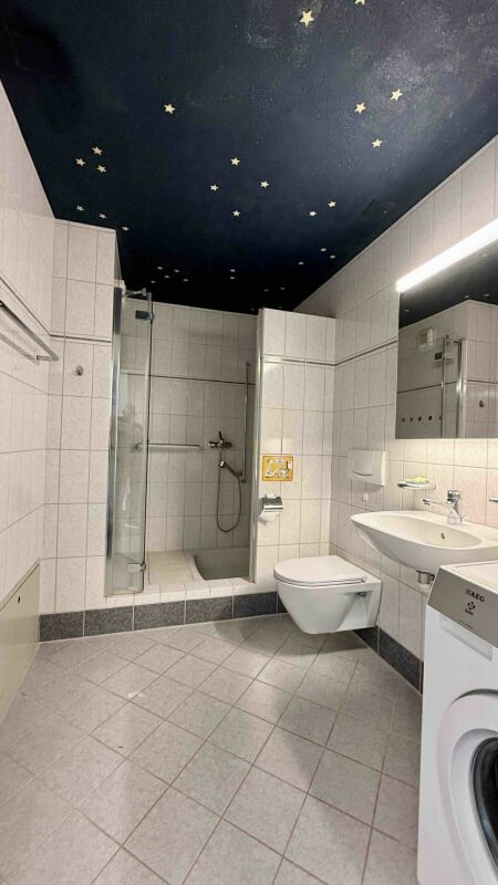 Badezimmer mit Dusche und WC