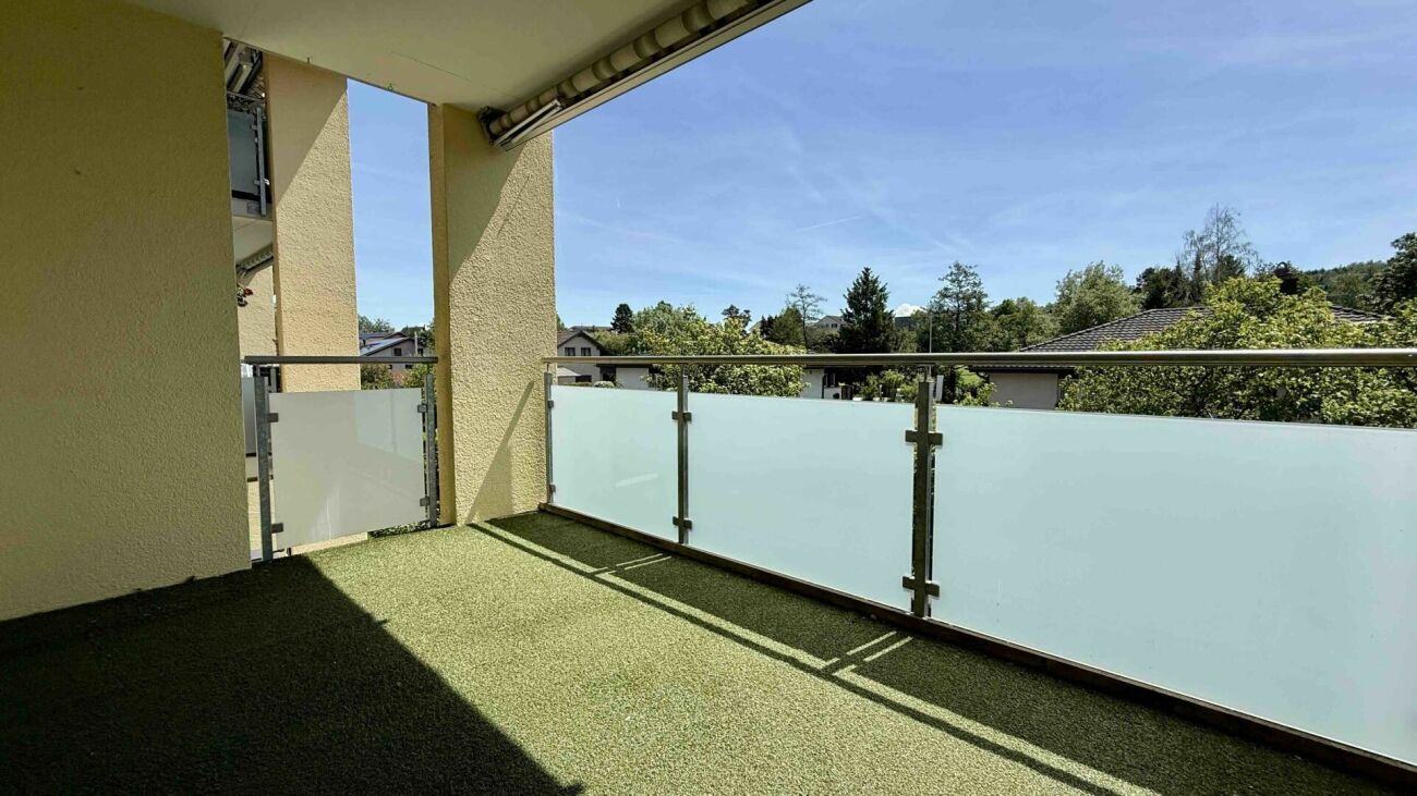Balkon mit Milchglasgeländer