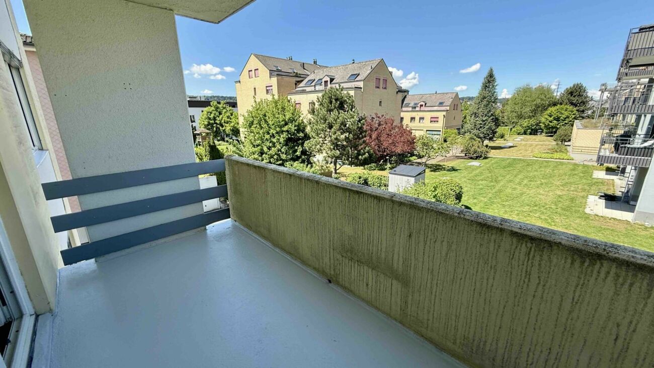 Balkon mit Blick auf die Wohnanlage