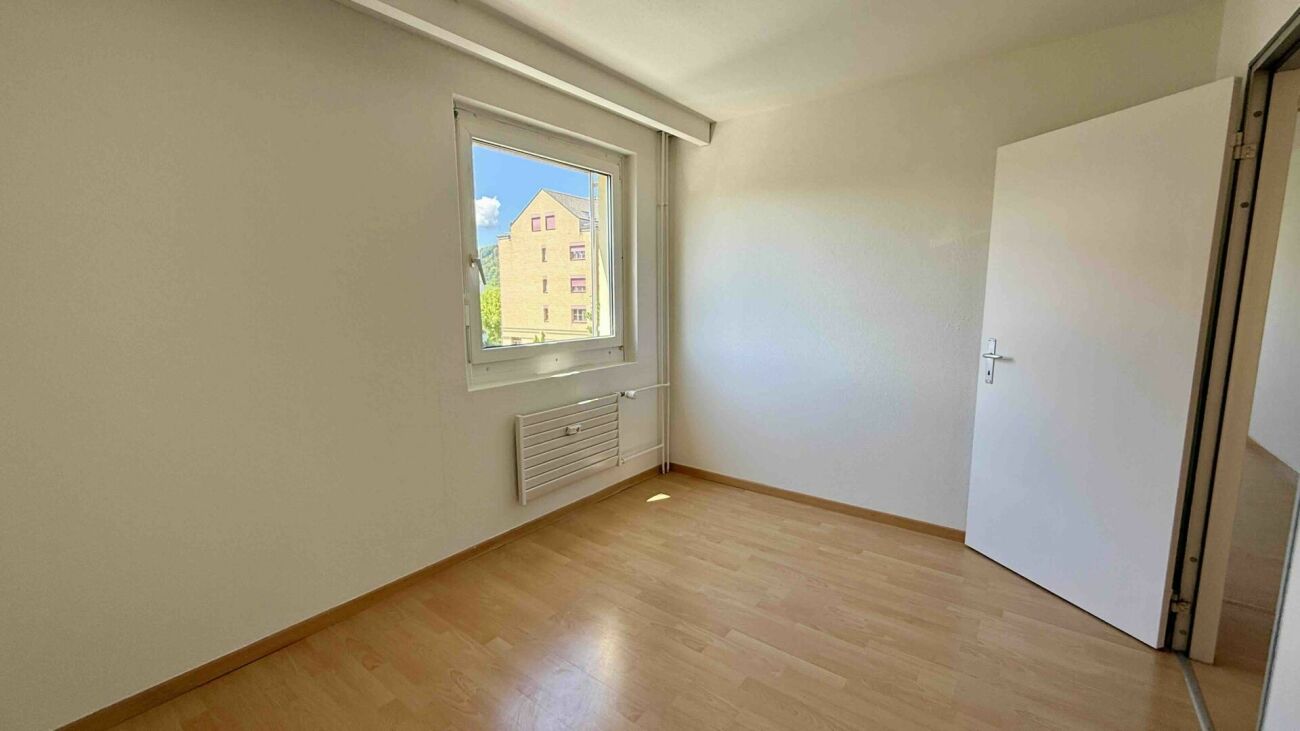 Heller leerer Raum mit Fenster und offener Tür