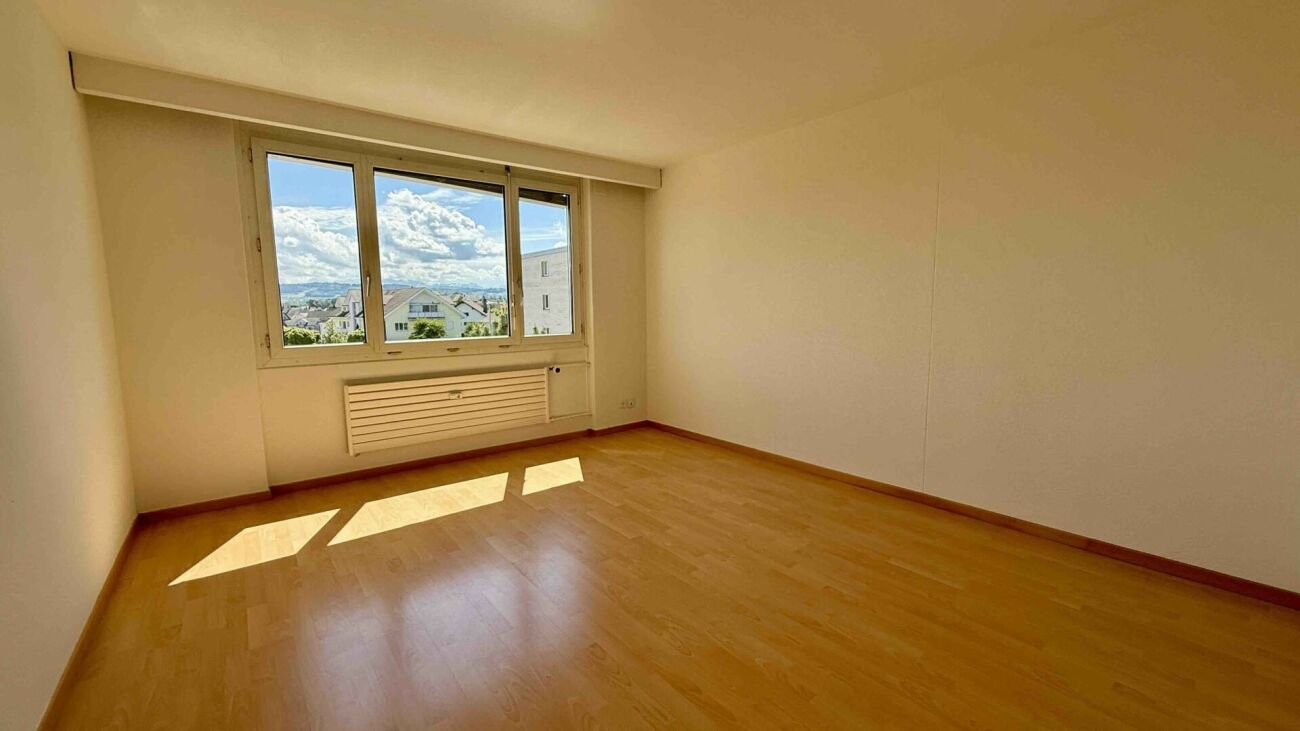 Heller leerer Wohnraum mit großem Fenster