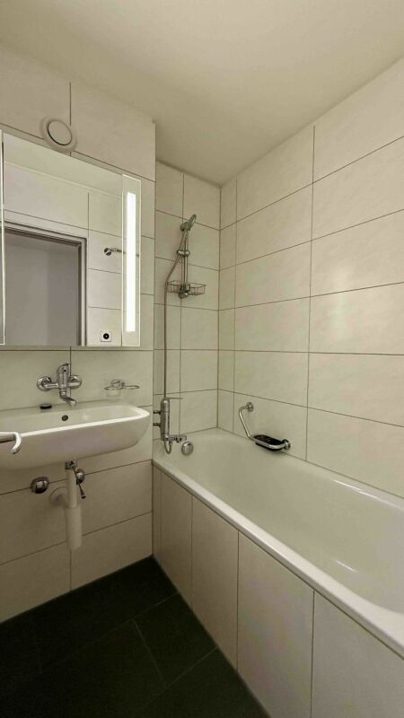 Badezimmer mit Badewanne und Waschbecken