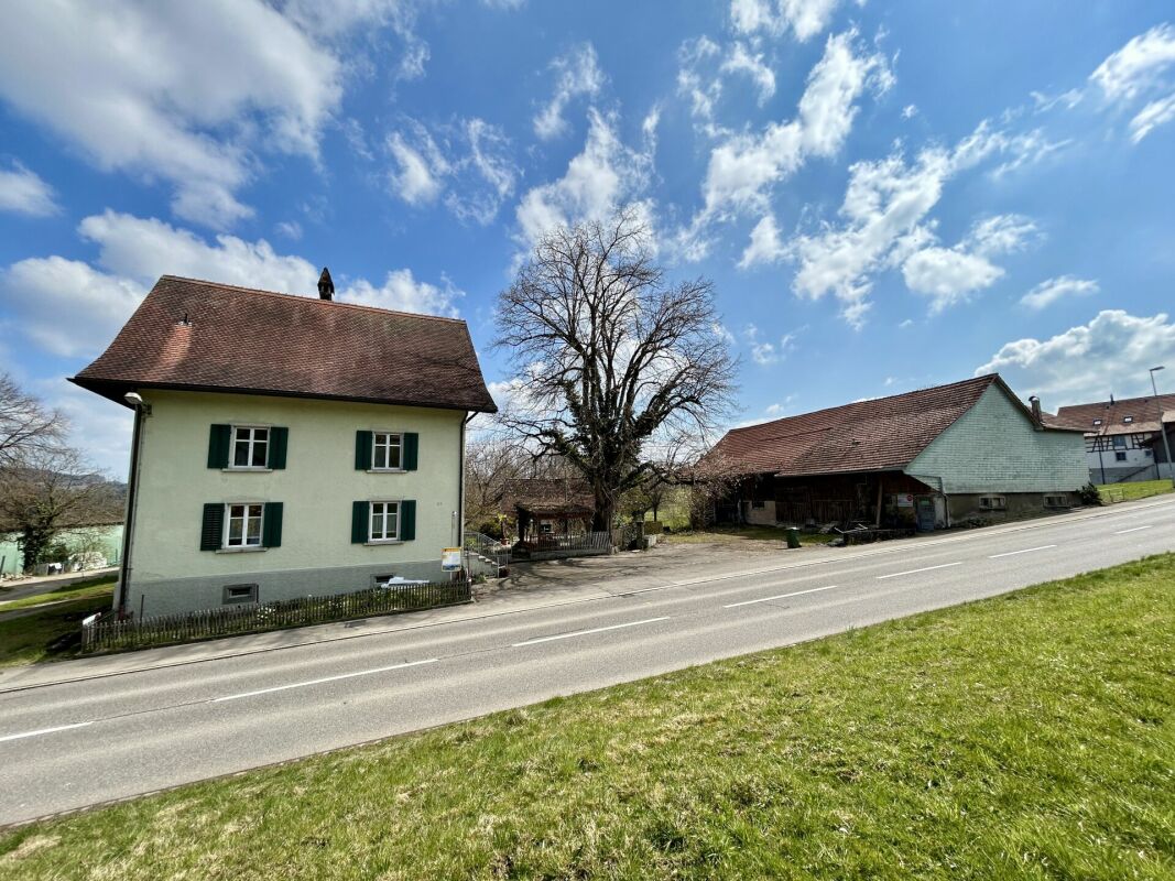 Ländliches Wohnhaus mit Scheune an der Straße