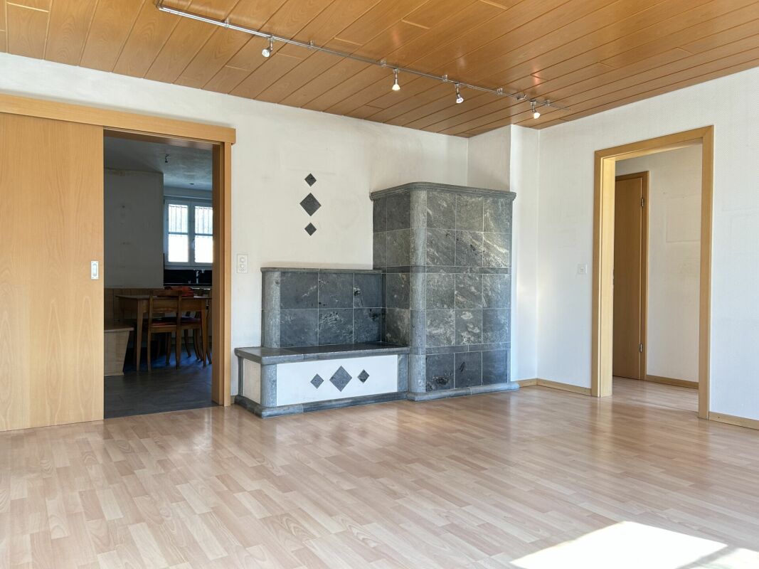 Wohnraum mit Kamin und Schiebetür