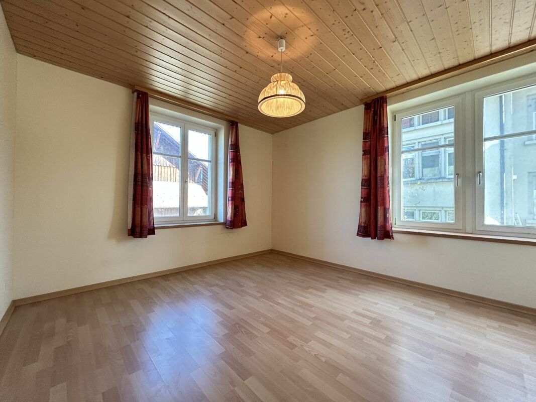 Leerer heller Raum mit Holzdecke